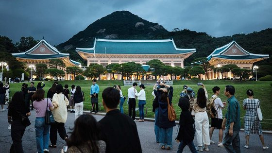 청와대 야간관람 '청와대, 밤의 산책'이 시작된 6월 8일 저녁 청와대를 찾은 관람객들이 대정원과 본관을 관람하고 있다. 뉴스1