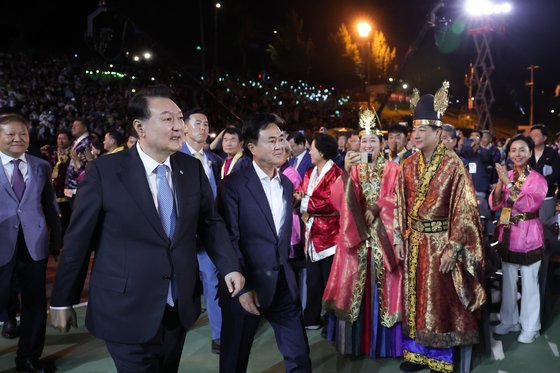 윤석열 대통령이 지난 23일 충남 공주시 금강신관공원에서 열린 2023 대백제전 개막식에 참석하고 있다. 사진 대통령실