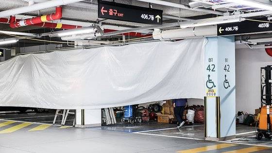 지난달 28일 오후 충남 공주시 한국토지주택공사(LH) 공주월송 A4 아파트 지하주차장에서 보강 공사가 진행되고 있다. LH는 이 아파트 지하주차장 기둥 345개 중 154개(45％)에서 전단 보강 철근이 누락된 것을 확인했다고 발표했다. 연합뉴스