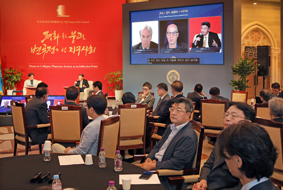 Under the theme of “Peace or Collapse, Planetary Society at an Inflection Point," the panel discussion was held part of the university's annual Peace BAR Festival in Dongdaemun Distrct, eastern Seoul, on Thursday.  [PARK SANG MOON]