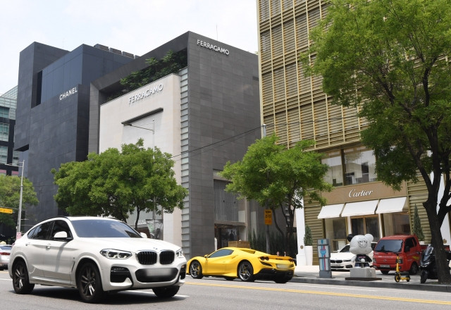 지난 15일 강남구 청담동 명품거리에 고급 외제차들이 지나가고 있다. 이한형 기자