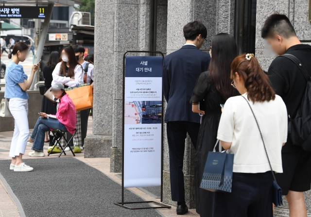 지난 15일 서울 중구 신세계백화점 본점을 찾은 시민들이 ‘샤넬’ 매장에 들어가기 위해 길게 줄을 서 있다. 이한형 기자