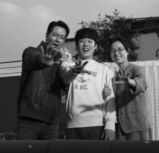 ​'무빙'에서 가족으로 만난 '아빠' 조인성과 '아들' 이정하 그리고 '엄마' 한효주의 모습. 사진출처=한효주SNS&nbsp;