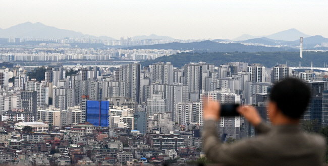 추석엔 부동산 걱정 없게… 올해 건설·부동산 시장 침체로 문을 닫은 종합 건설사 수가 지난해의 2배 이상 늘어난 것으로 조사된 가운데 25일 서울 남산에서 바라본 서울 시내 아파트 전경.  박윤슬 기자