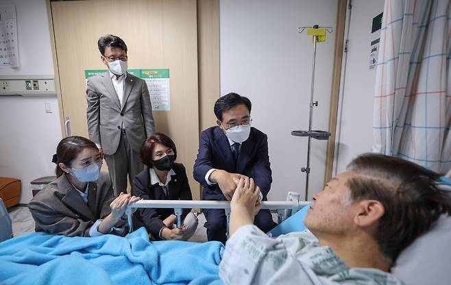 더불어민주당 강서구청장 보궐선거 진교훈 후보가 22일 녹색병원에서 병상 단식 중인 이재명 대표를 만나 면담을 하고 있다. [연합]