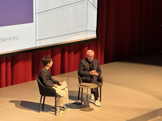 올해 프리츠커상 수상자이자 아모레퍼시픽 세계본사를 설계한 건축가 데이비드 치퍼필드(오른쪽)가 유현준 홍익대 건축학부 교수와 대담하고 있다. 신주희 기자