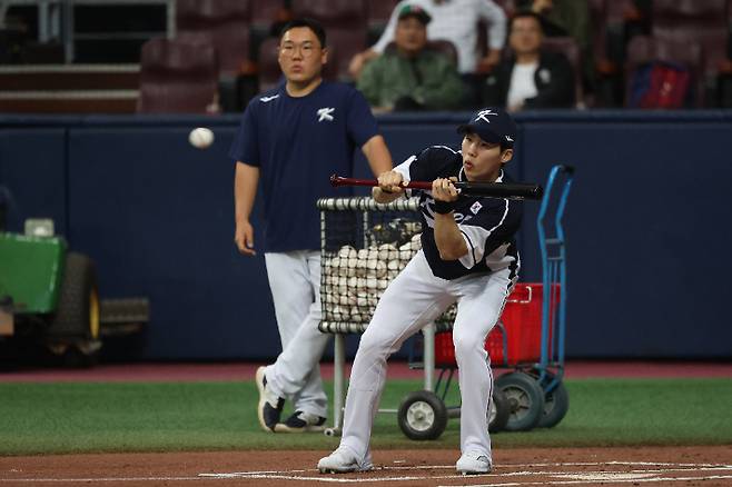 항저우 아시안게임 야구 국가대표팀 김혜성이 지난 24일 서울 고척스카이돔에서 훈련을 하고 있다. 연합뉴스