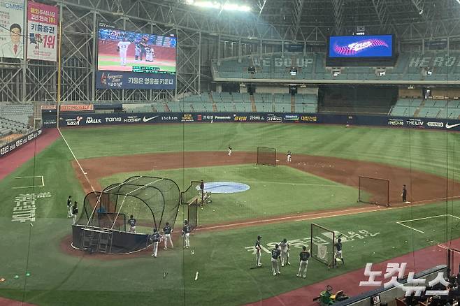 훈련 중인 야구 대표팀. 이우섭 기자