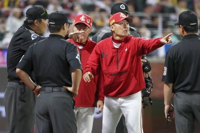 판정이 나온 뒤 심판진에게 거세게 항의하는 김원형 SSG 감독. SSG 랜더스 제공