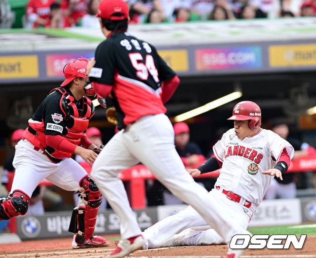[OSEN=인천, 최규한 기자] SSG 박성한의 선제 1타점 적시타 때 2루 주자 김강민이 홈까지 쇄도해 슬라이딩 세이프 되고 있다. 2023.07.06 / dreamer@osen.co.kr