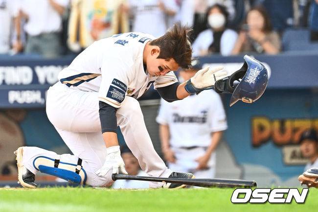 [OSEN=창원, 이석우 기자]NC 다이노스 서호철이 8회말 1사 1루 두산 베어스 김강률의 투구에 코를 맞고 괴로워하고 있다. 2023.09.24 / foto0307@osen.co.kr