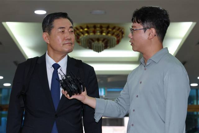 ▲신원식 국방부 장관 후보자가 15일 오전 서울 용산구 육군회관에 마련된 인사청문회 준비 사무실로 첫 출근하며 취재진 질문을 듣고 있다. ⓒ연합뉴스