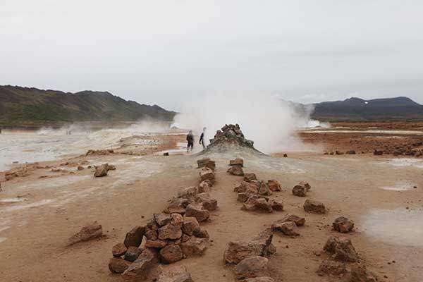 흐베리르 지열지대 주변 노천 여러 곳 중 돌무더기 쌓인 곳에서 연기가 나온다.
