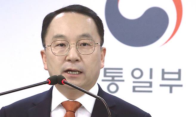 구병삼 통일부 대변인이 25일 서울 종로구 정부서울청사에서 현안 관련 정례브리핑을 하고 있다. 뉴시스