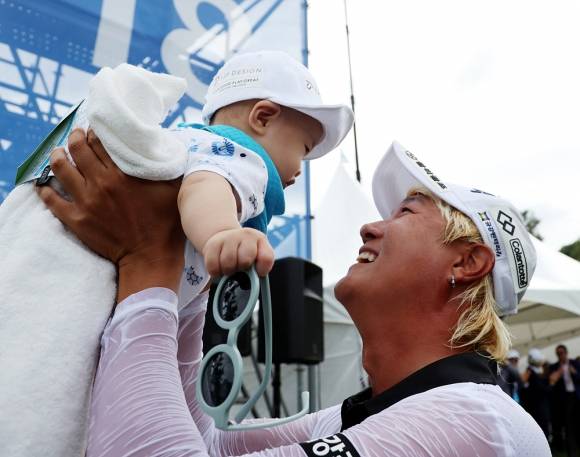 허인회가 24일 경북 칠곡 파미힐스 컨트리클럽(파71)에서 열린 KPGA 코리안투어 iMBank 오픈(총상금 5억원) 최종 라운드에서 9언더파 62타를 쳐 최종 합계 20언더파 264타로 우승한 뒤 아이를 안고 기뻐하고 있다. KPGA 제공