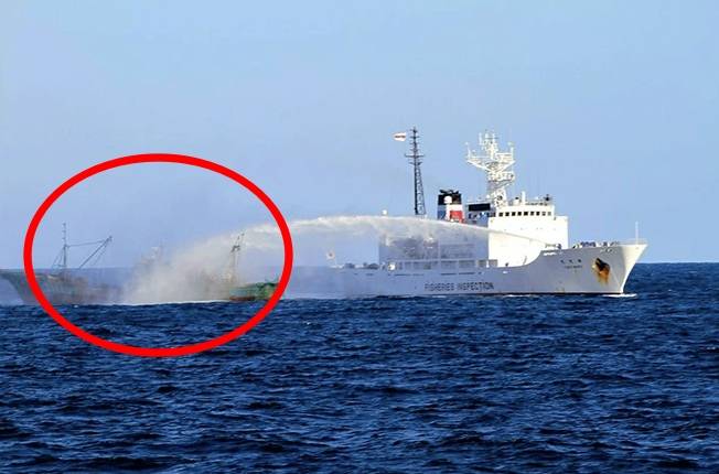 2020년 당시 중국 어선(왼쪽)을 향해 물대포를 발사하고 있는 일본 수산청 감시 보트(오른쪽). 자료사진(일본 수산청 제공)