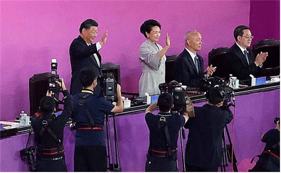 23일 중국 항저우 올림픽 스포츠센터 스타디움에서 2022 항저우 아시안게임 개막식에서 시진핑 중국 국가 주석이 손을 흔들고 있다. 2023.9.23 항저우 오장환 기자