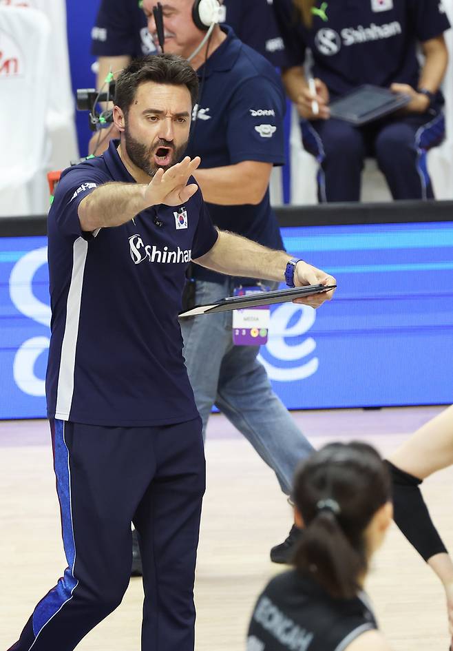 세사르 곤살레스 여자 배구 대표팀 감독. 연합뉴스