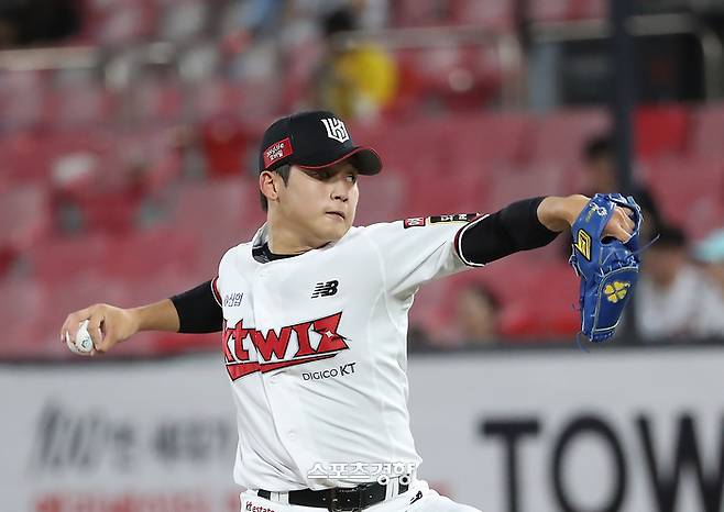 KT 박영현이 지난 5일 LG전에서 힘껏 투구하고 있다. 정지윤 선임기자