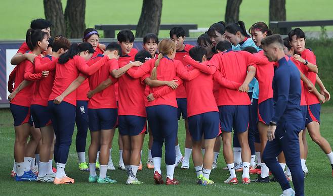 중국 출국에 앞서 훈련하는 여자축구대표팀. 연합뉴스