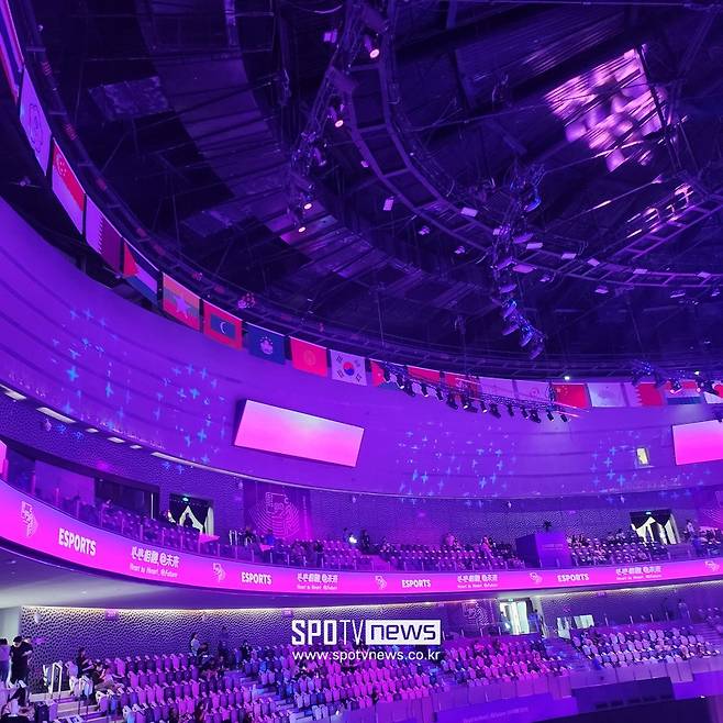 ▲ 한국 리그오브레전드 대표팀이 조별리그 첫 일정을 시작한 25일 중국 항저우 이스포츠 스타디움. 메인 무대에선 베트남과 말레이시아의 경기가 열렸다.