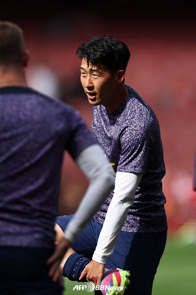 손흥민이 25일(한국시간) 아스널전에 앞서 몸을 풀고 있다. /AFPBBNews=뉴스1