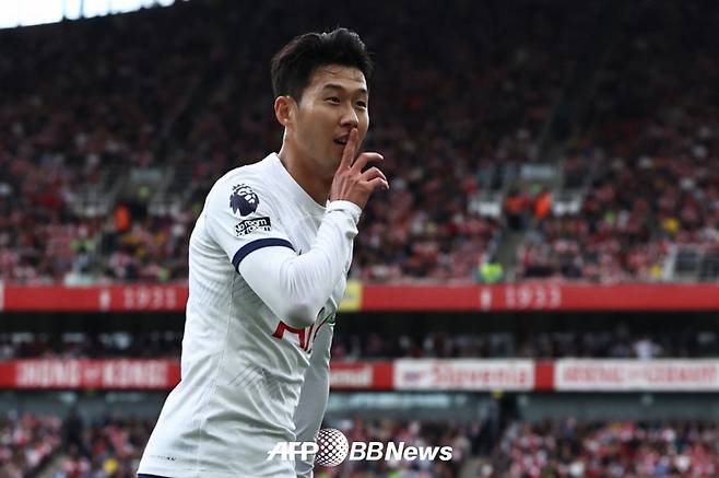 손흥민이 25일(한국시간) 아스널전에서 선제골을 넣은 뒤 '쉿' 세리머니를 펼치고 있다. /AFPBBNews=뉴스1