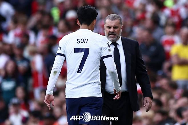 손흥민이 25일(한국시간) 아스널전에서 교체 아웃된 이후 포스테코글루 감독 앞을 지나가고 있다. /AFPBBNews=뉴스1