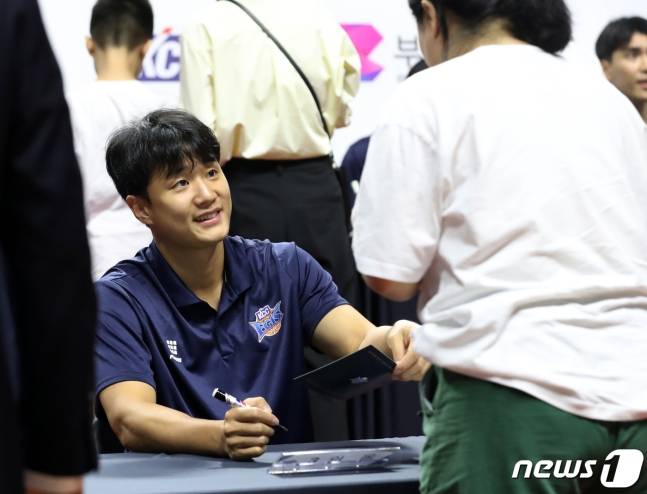 KCC 허웅이 팬들에게 사인을 해주고 있다. /사진=뉴스1
