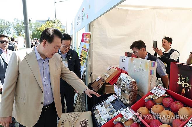 추석맞이 팔도장터 찾은 윤석열 대통령 (서울=연합뉴스) 임헌정 기자 = 윤석열 대통령이 24일 서울 용산어린이정원에서 추석을 앞두고 열린 '추석맞이 팔도장터'를 찾아 제수용품을 둘러보고 있다. 2023.9.24 [대통령실 제공. 재판매 및 DB 금지] kane@yna.co.kr