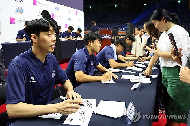 부산 팬들 만난 KCC 이지스 (부산=연합뉴스) 손형주 기자 = 25일 오후 부산 사직실내체육관에서 열린 부산 KCC이지스 연고지 협약식 및 출정식에서 선수들이 팬 사인회를 하고 있다. 2023.9.25 handbrother@yna.co.kr