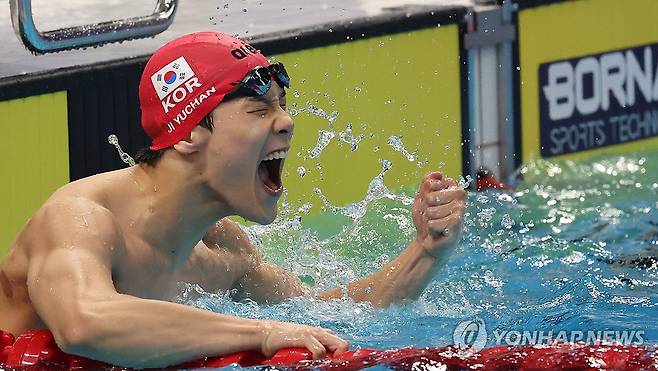 지유찬, 50m 자유형  금메달 (항저우=연합뉴스) 김인철 기자 = 지유찬이 25일 중국 항저우 올림픽 스포츠센터 수영장에서 열린 2022 항저우 아시안게임 수영 이틀째, 남자 자유형 50ｍ 결승에서 금메달 획득 후 환호하고 있다. 2023.9.25 hihong@yna.co.kr