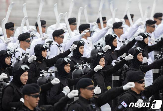 26일 오전 경기도 성남시 서울공항에서 열린 제75주년 국군의 날 기념식에서 도보부대 장병들이 분열을 하고 있다. 2023.9.26/뉴스1 ⓒ News1 이재명 기자