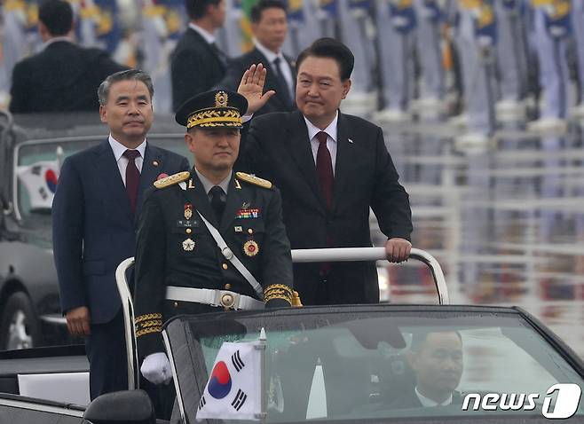 윤석열 대통령이 26일 오전 경기 성남시 서울공항에서 열린 '건군 75주년 국군의 날 기념식'에서 사열하고 있다. 2023.9.26/뉴스1 ⓒ News1 사진공동취재단