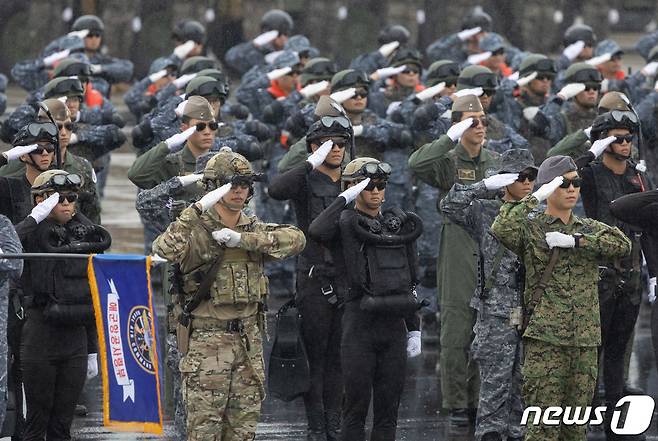 26일 오전 경기도 성남시 서울공항에서 열린 제75주년 국군의 날 기념식에서 장병들이 국기에 대한 경례를 하고 있다. 2023.9.26/뉴스1 ⓒ News1 이재명 기자