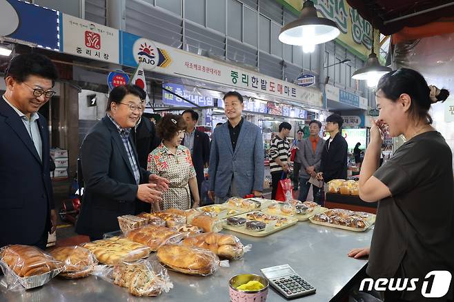 박성효 소상공인시장진흥공단 이사장이 26일 대전 중리시장에서 장보기 행사와 상인을 격려하고 있다.(소상공인시장진흥공단 제공)