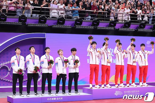 박강현을 비롯한 남자 탁구 대표팀이 26일 중국 항저우 공슈 캐널 스포츠 파크 체육관에서 열린 2022 항저우 아시안게임 탁구 남자 단체전 메달 수여식에서 중국 선수들에게 박수를 보내고 있다. 임종훈·안재현·박강현이 출격한 한국은 중국에 매치 스코어 0-3으로 완패했다. 2023.9.26/뉴스1 ⓒ News1 신웅수 기자