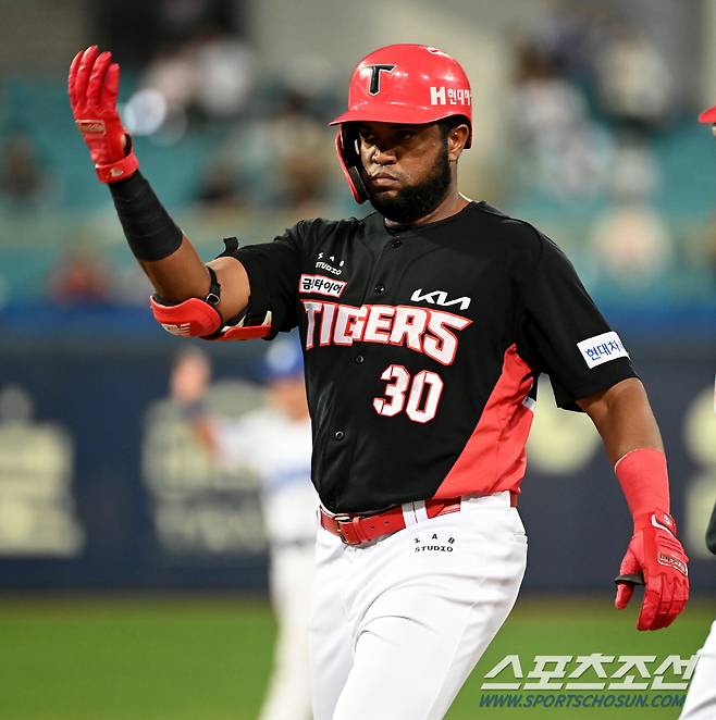 12일 대구 삼성라이온즈파크에서 열린 KIA와 삼성의 경기, 2회초 무사 1루 KIA 소크라테스가 안타를 치고 기쁨을 나누고 있다. 대구=허상욱 기자wook@sportschosun.com/2023.09.12/