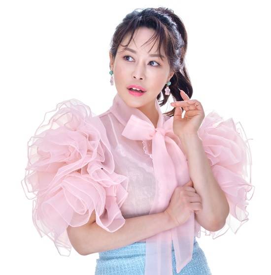 진이랑은 25일 8시 방송된 SBS FiL '더트롯쇼'에서 자신의 신곡 '오빠차'를 불러 찬사를 들었다. /KDH엔터테인먼트