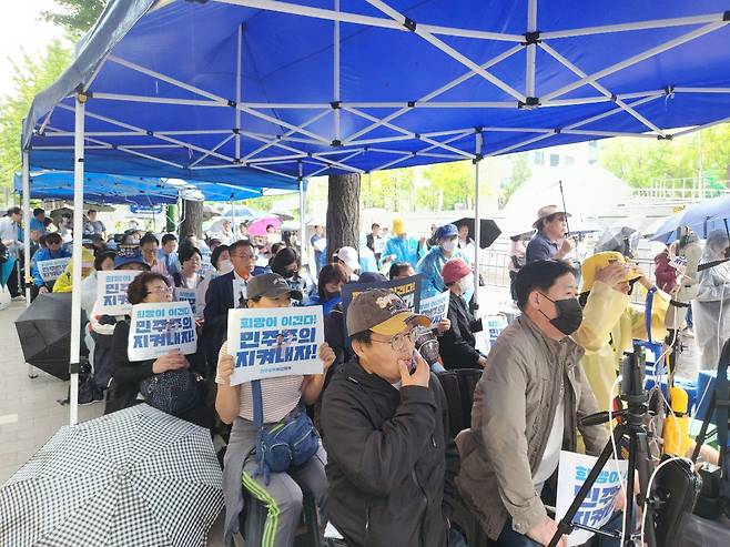 26일 서울 서초구 중앙지법 앞 이재명 대표 구속영장 실질심사를 앞두고 이 대표의 지지자들이 집회를 열고 있다. /신지인 기자