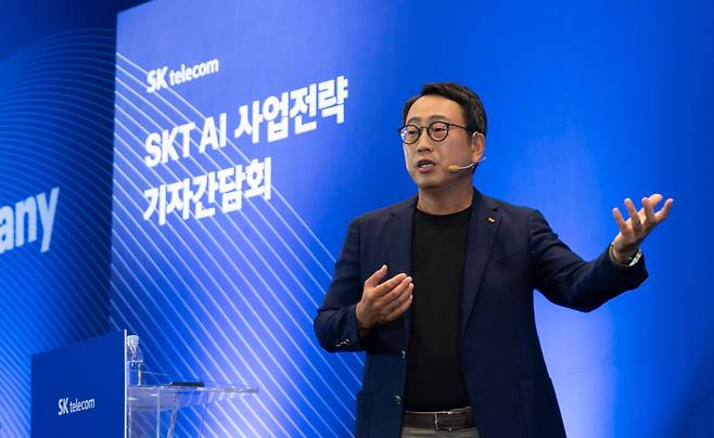 유영상 SK텔레콤 대표가 26일 SK T타워 수펙스홀에서 열린 'AI 사업전략 간담회'에서 발표하고 있다./SK텔레콤 제공