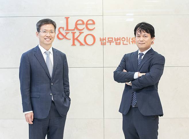 법무법인 광장에서 M&A를 담당하고 있는 문호준(왼쪽), 이승환 변호사. /박상훈 기자