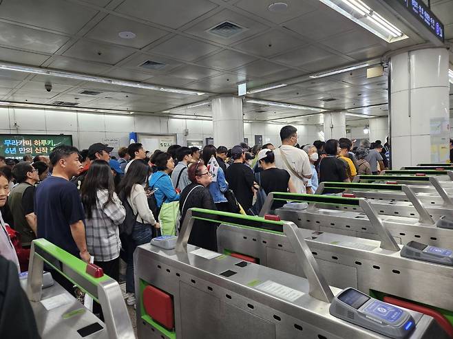 26일 오후 5시쯤 광화문역 일대에 사람이 몰려 마비된 모습. /독자 제공