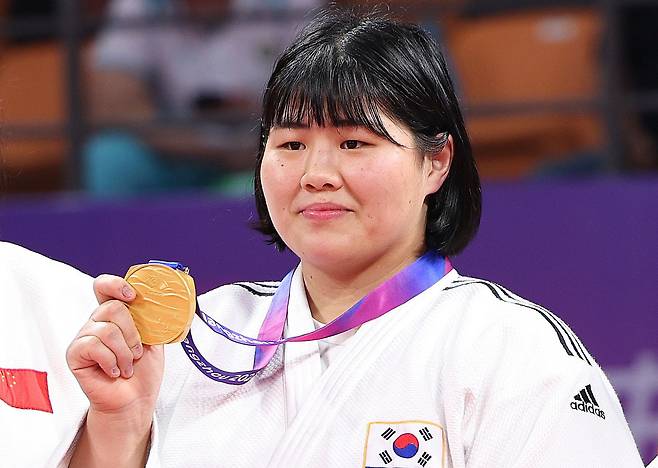 김하윤이 26일 중국 항저우 샤오산 린푸 체육관에서 열린 2022 항저우 아시안게임 유도 여자부 78kg 이상급 메달 수여식에서 금메달을 들고 기념 촬영을 하고 있다. /뉴스1