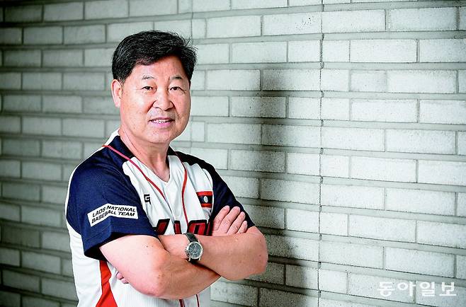 ‘라오스 야구 전도사’ 이만수 전 SK 감독(헐크파운데이션 이사장)은 라오스 야구 대표팀의 스태프 총괄 자격으로 항저우 
아시안게임에 참가한다. 라오스에 야구를 보급한 지 10년째인 올해 아시안게임에서 첫 승을 거두는 게 라오스 대표팀과 이 전 감독의
 목표다. 박형기 기자 oneshot@donga.com