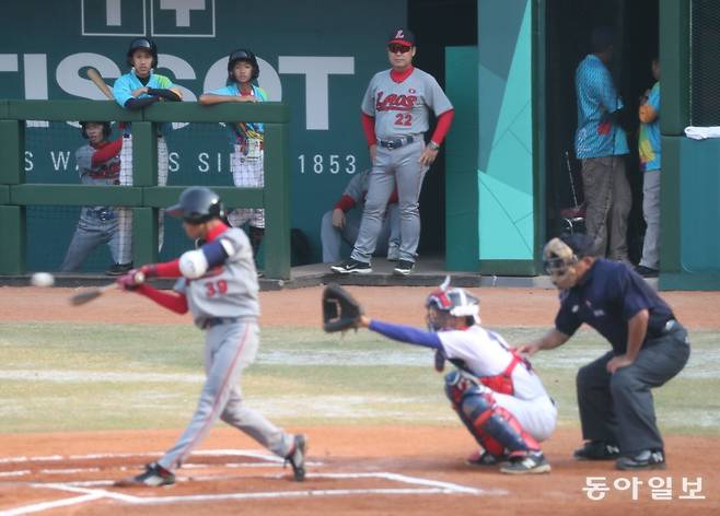 2018년 자카르타-팔렘방 아시안게임 예선 라오스-태국의 경기 모습. 당시 라오스야구협회 부회장이던 이 전
감독은 더그아웃에서 경기를 지켜봤다. 동아일보DB