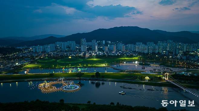 홍수를 막기 위해 만들어진 저류지를 녹지공간으로 바꾼 오천그린광장의 야경. 순천만국제정원박람회 제공