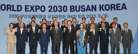 한덕수(왼쪽 다섯번째) 국무총리와 최태원(왼쪽 여섯번째) 대한상의 회장이 '2030 부산세계박람회 유치위원회' 4차 회의 주요참석자들과 기념촬영을 하고 있다. 대한상공회의소 제공