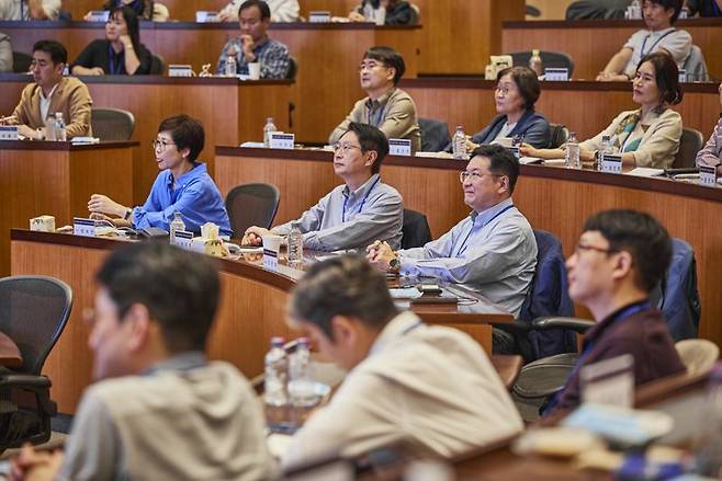 26일 경기 용인시 삼성인력개발원에서 열린 '2023 삼성준법감시위원회-관계사 컴플라이언스 워크숍'에서 삼성준법감시위원회 위원들과 관계사 준법지원조직 실무자들이 강의를 듣고 있다. 삼성준법감시위원회 제공