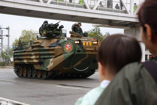 26일 오후 서울 용산구 한강대교에서 탱크가 행진을 하고 있다. 정다빈 기자